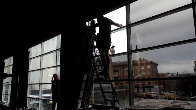 Установка архитектурной строительной пленки